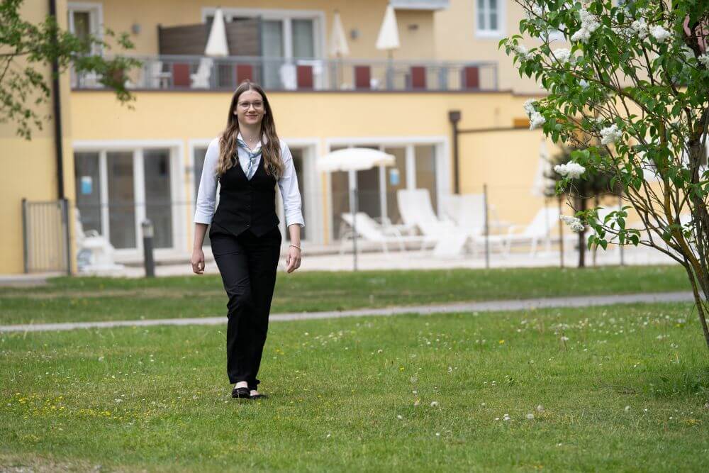 Valentina Oberndorfer am Rasen vor einem Gebäude